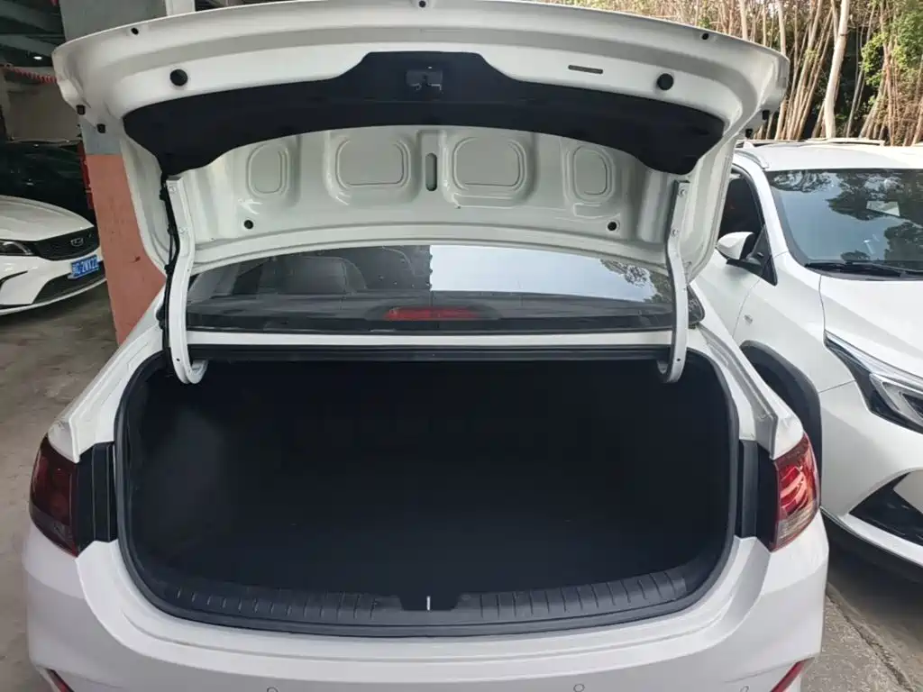 Hyundai Elantra — фото 19