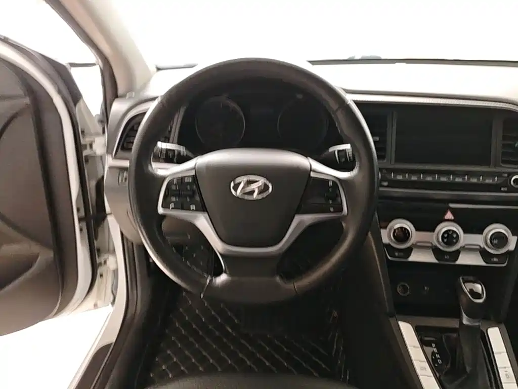 Hyundai Elantra — фото 11