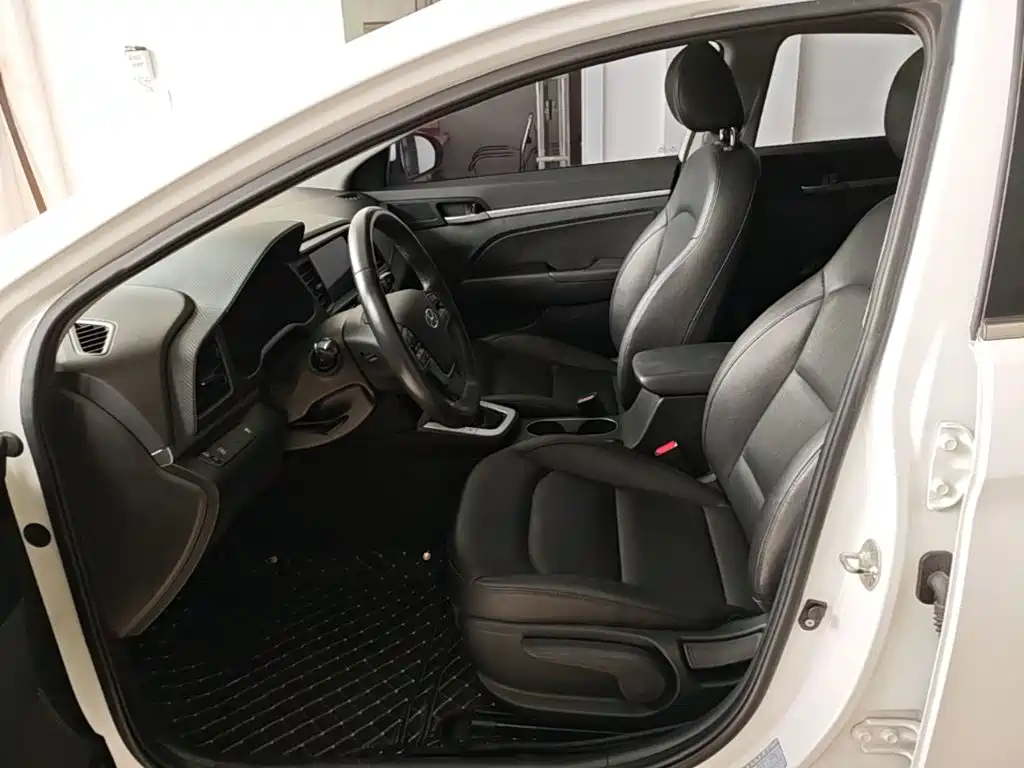 Hyundai Elantra — фото 15