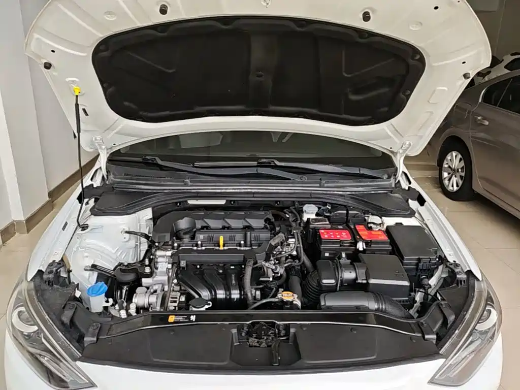 Hyundai Elantra — фото 20