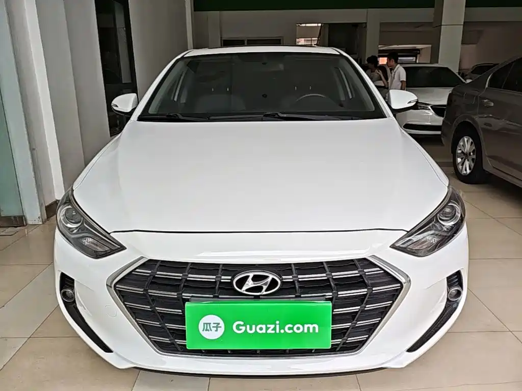 Hyundai Elantra — фото 3