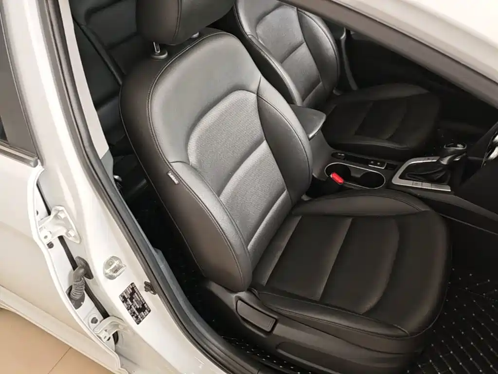 Hyundai Elantra — фото 25