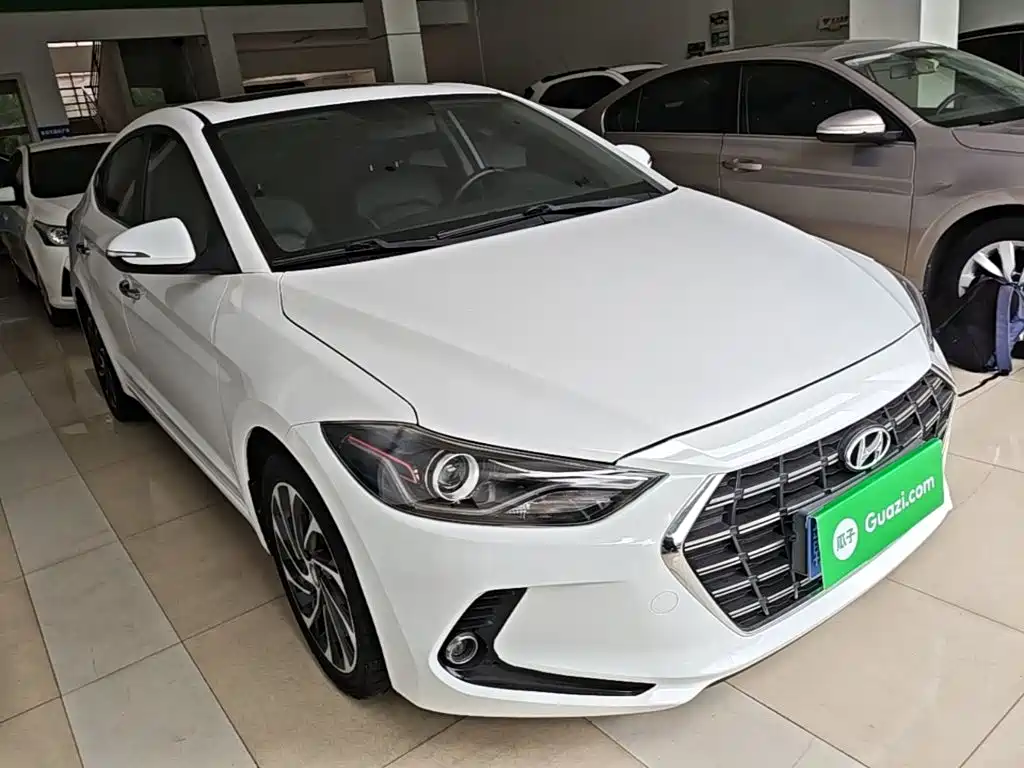 Hyundai Elantra — фото 4
