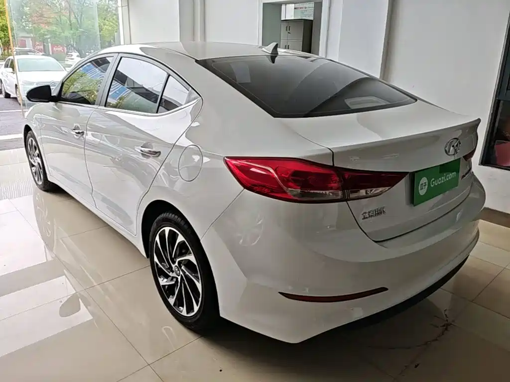 Hyundai Elantra — фото 5