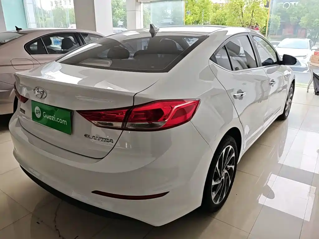 Hyundai Elantra — фото 7