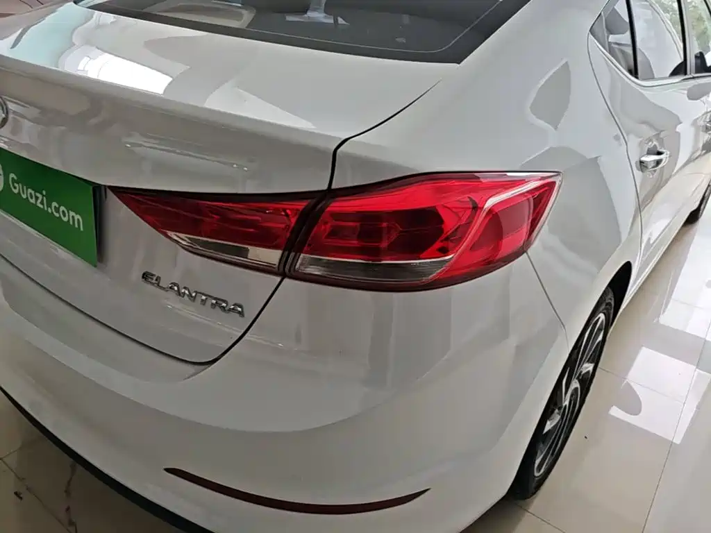 Hyundai Elantra — фото 8