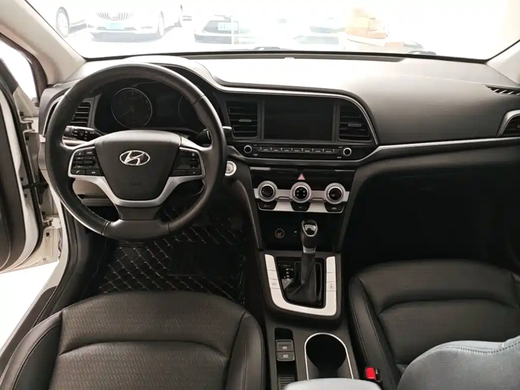Hyundai Elantra — фото 10