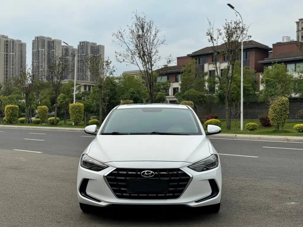 Hyundai Elantra — фото 2