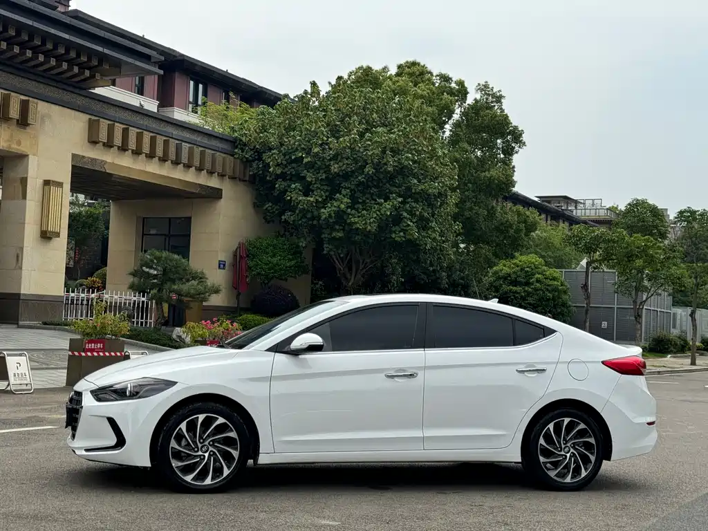 Hyundai Elantra — фото 14