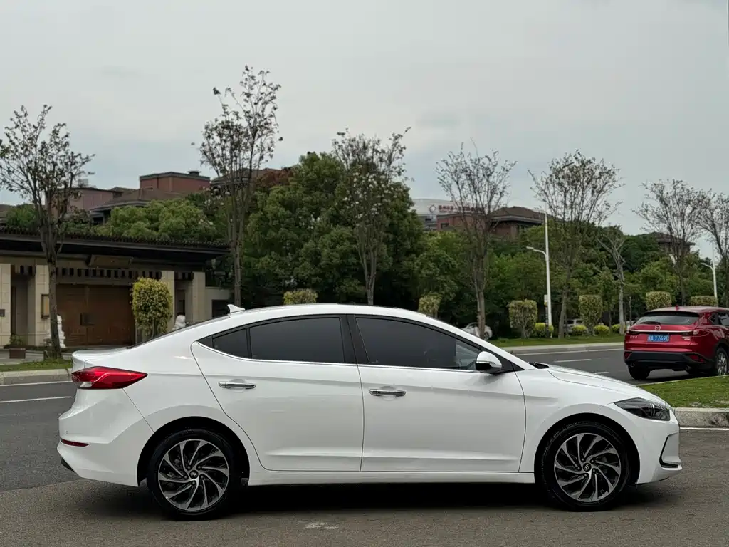 Hyundai Elantra — фото 15