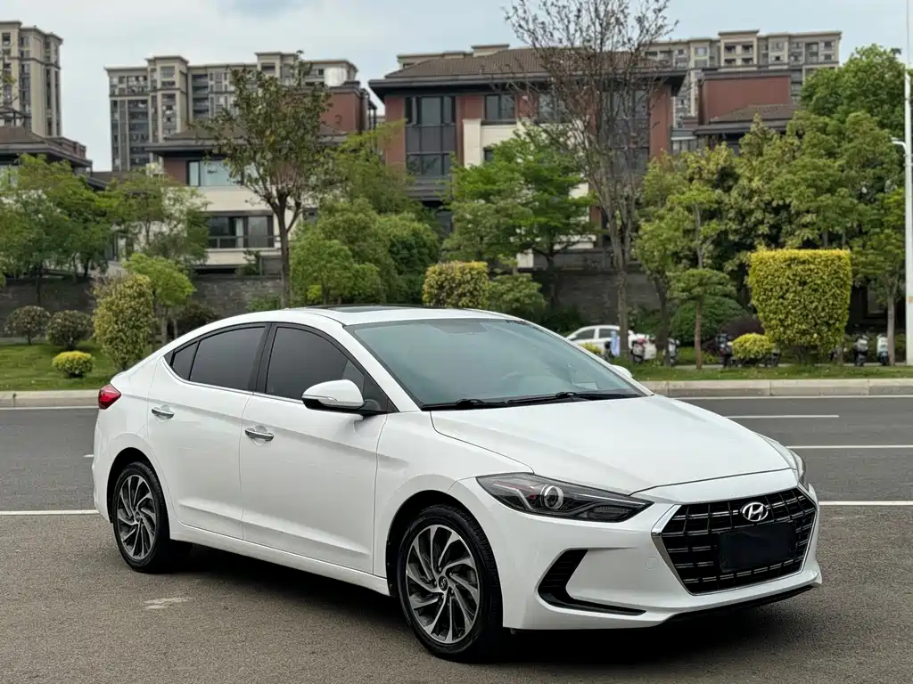 Hyundai Elantra — фото 3