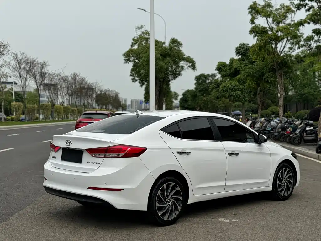 Hyundai Elantra — фото 7