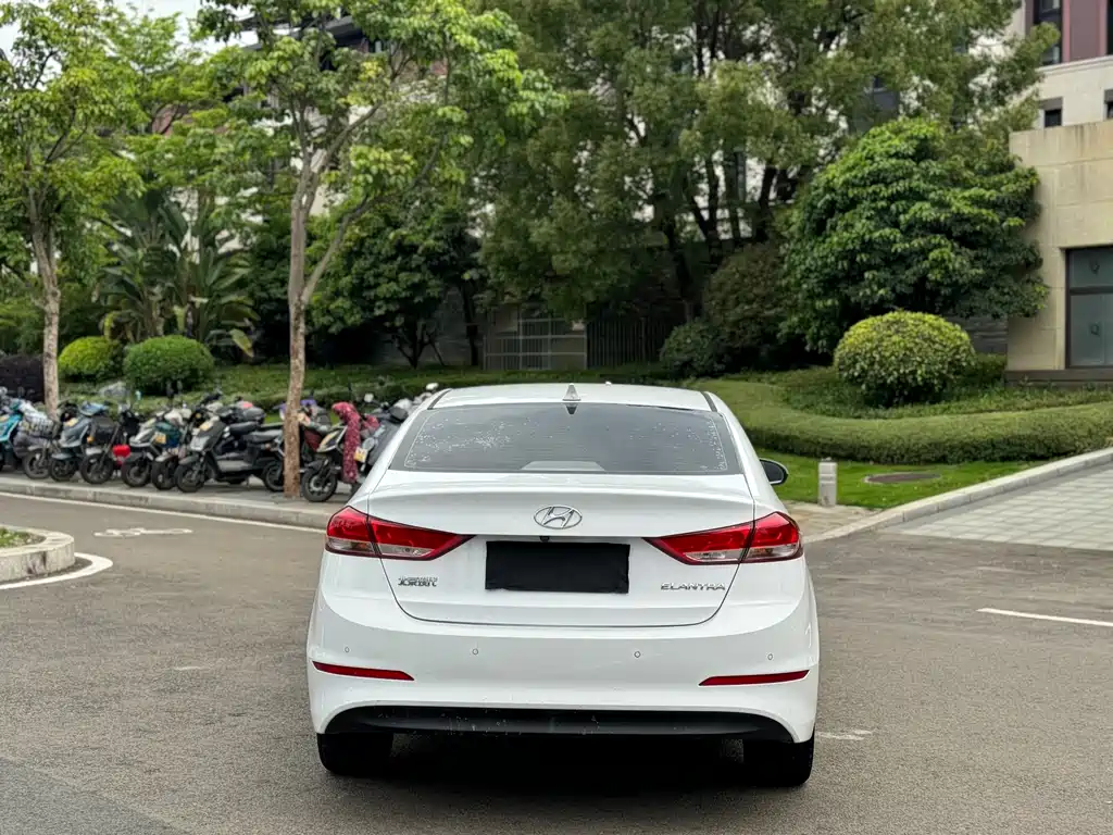 Hyundai Elantra — фото 8