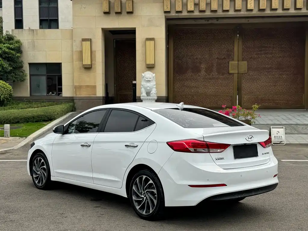 Hyundai Elantra — фото 9
