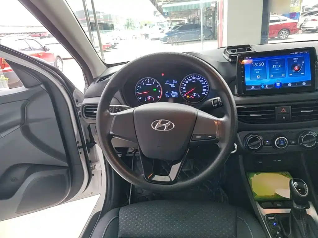 Hyundai Elantra — фото 11