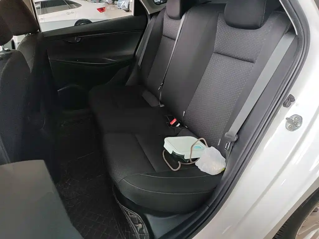 Hyundai Elantra — фото 17
