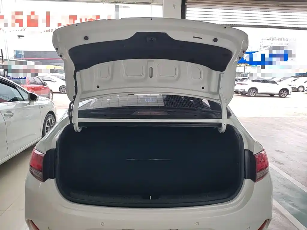 Hyundai Elantra — фото 19