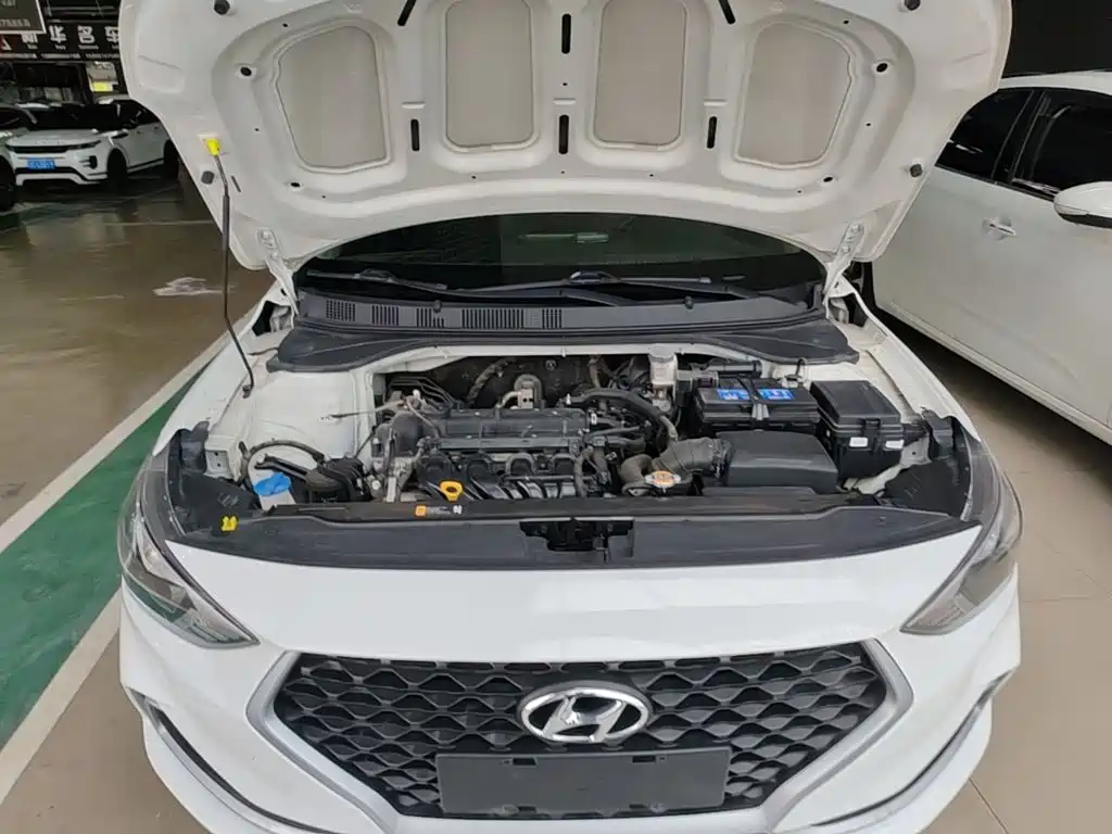 Hyundai Elantra — фото 20
