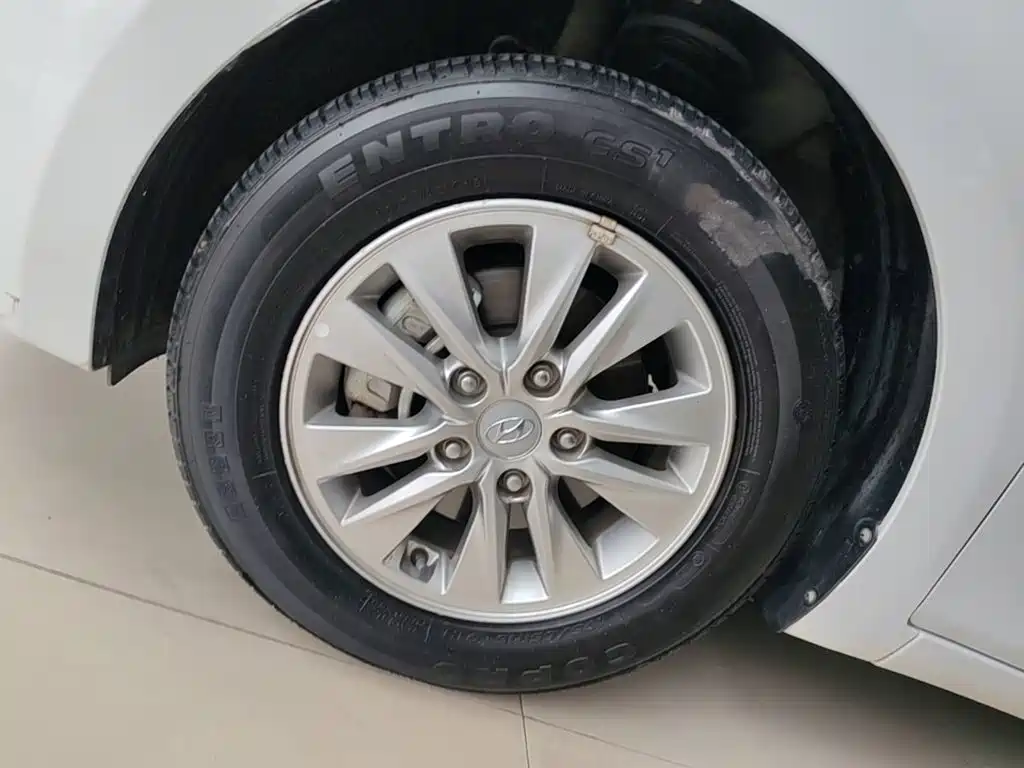 Hyundai Elantra — фото 23