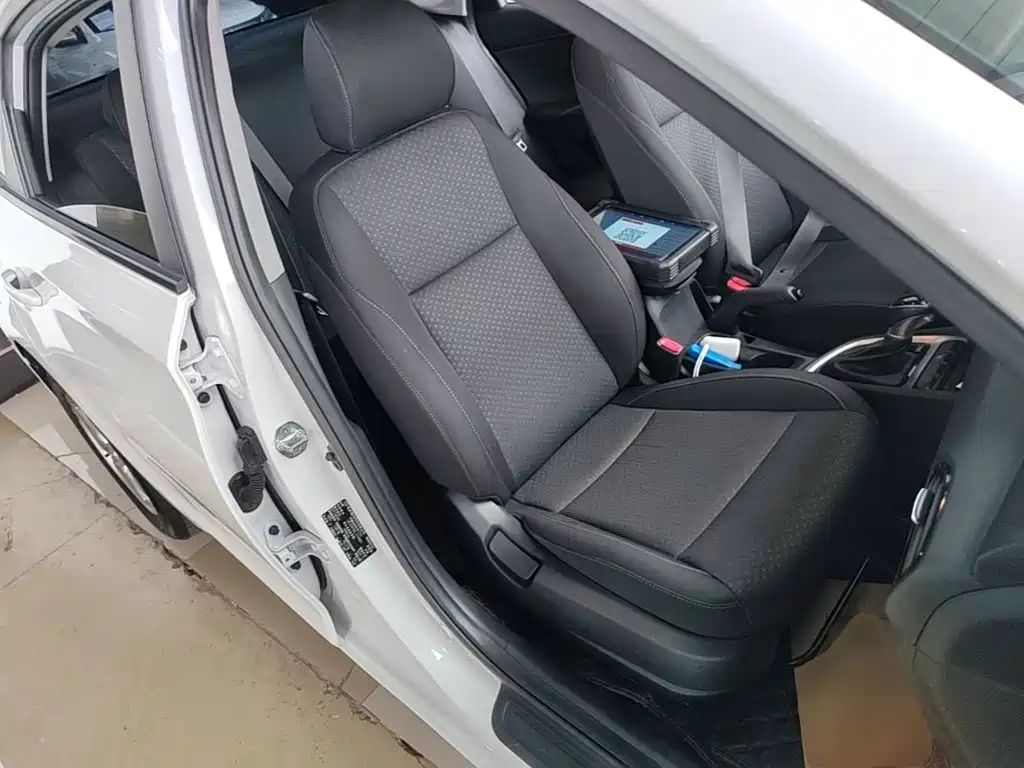Hyundai Elantra — фото 25