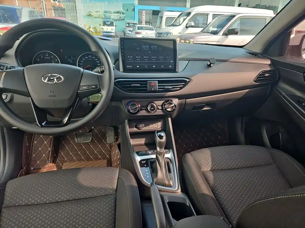 Hyundai Elantra — фото 11