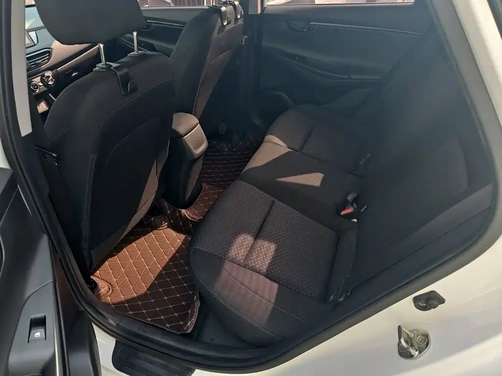 Hyundai Elantra — фото 10