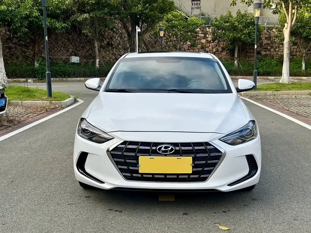Hyundai Elantra — фото 2