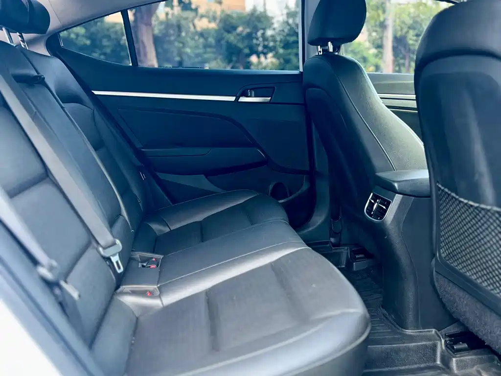 Hyundai Elantra — фото 11