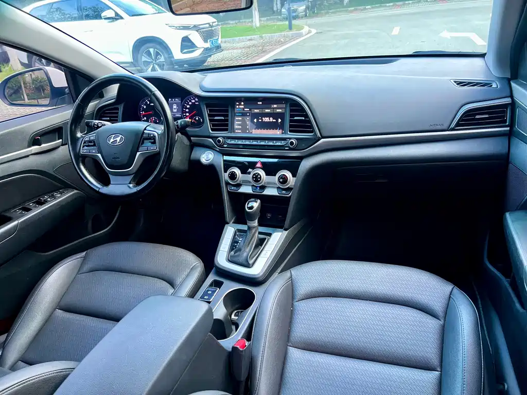 Hyundai Elantra — фото 14