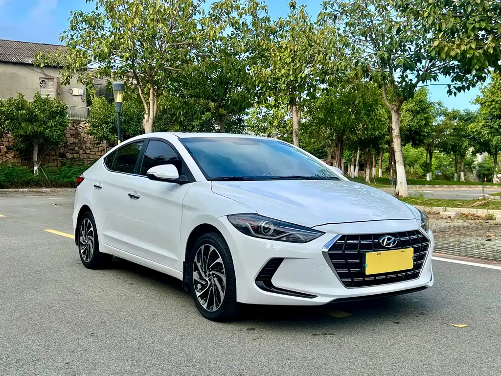 Hyundai Elantra — фото 3