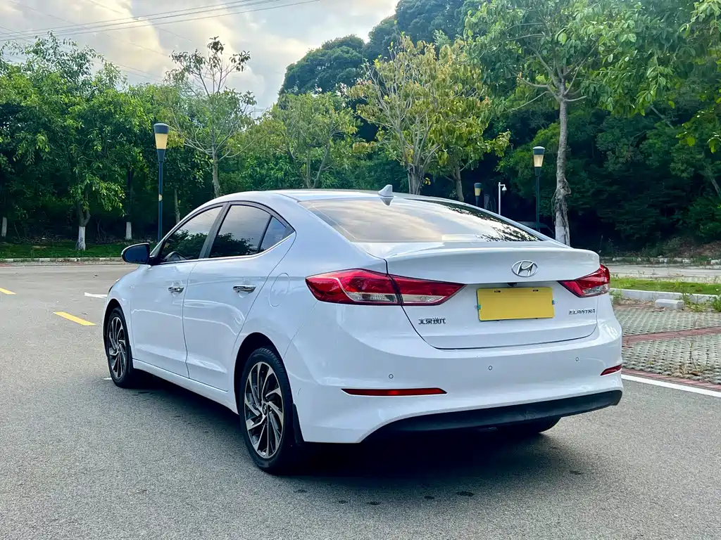 Hyundai Elantra — фото 4