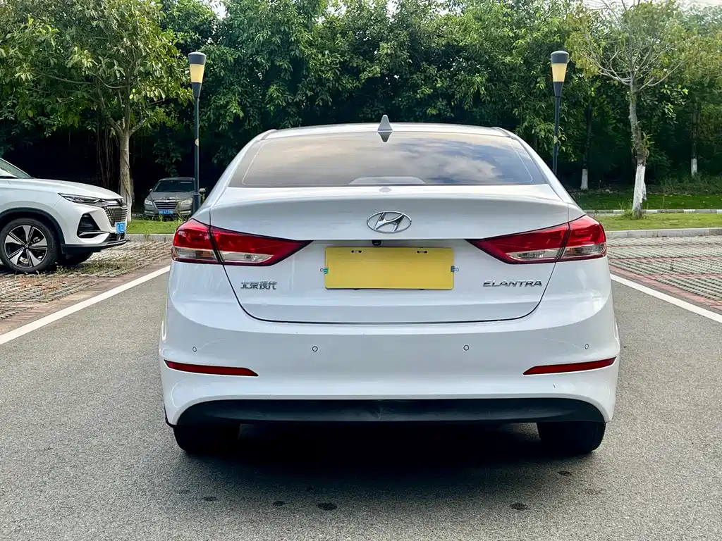 Hyundai Elantra — фото 5