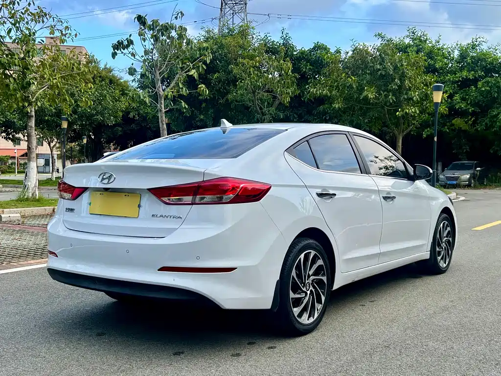 Hyundai Elantra — фото 6