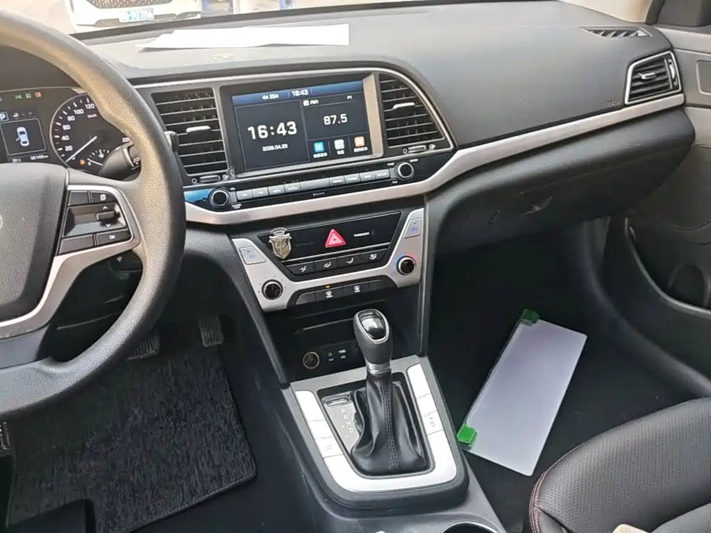 Hyundai Elantra — фото 13