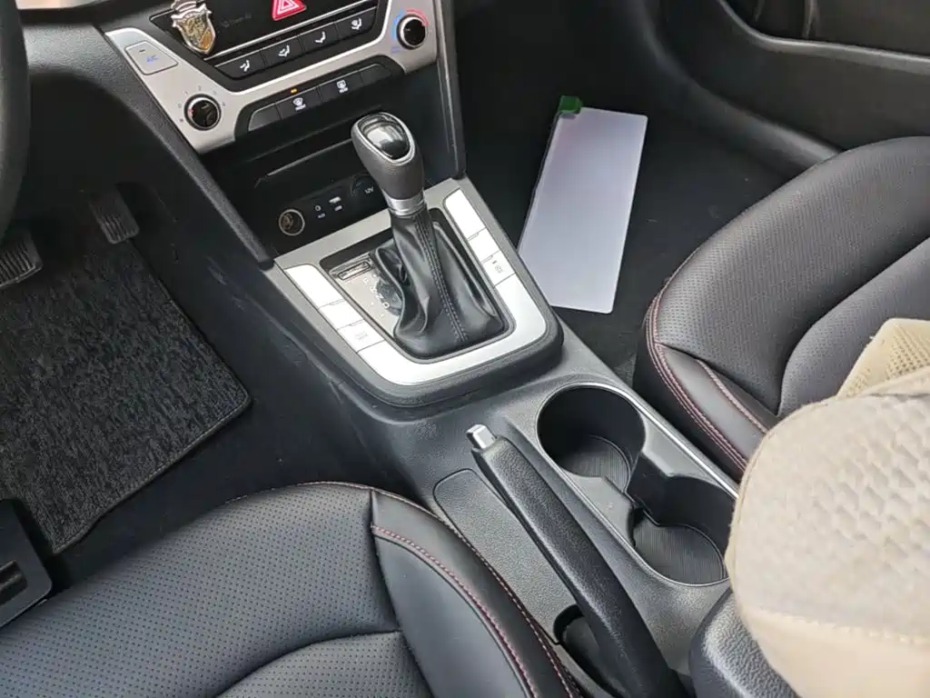 Hyundai Elantra — фото 14
