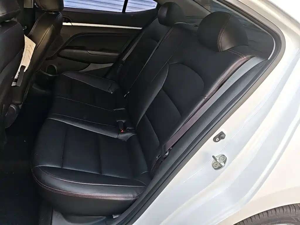 Hyundai Elantra — фото 17
