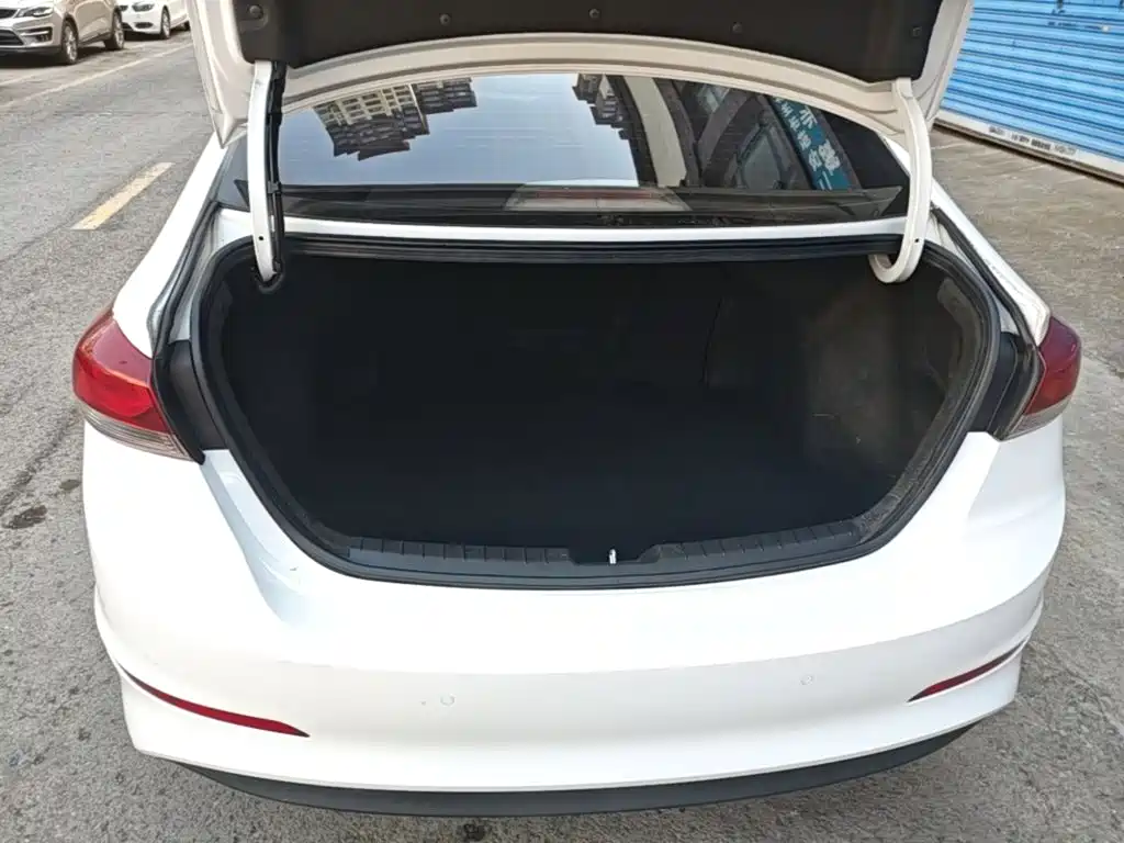 Hyundai Elantra — фото 19
