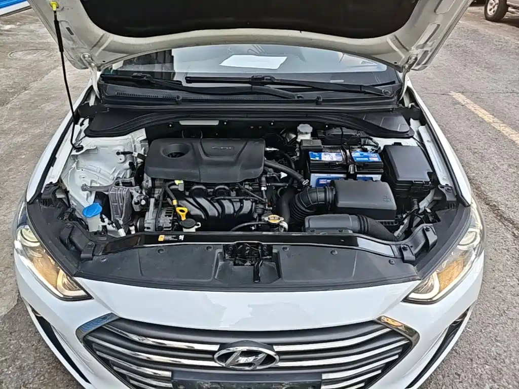 Hyundai Elantra — фото 20