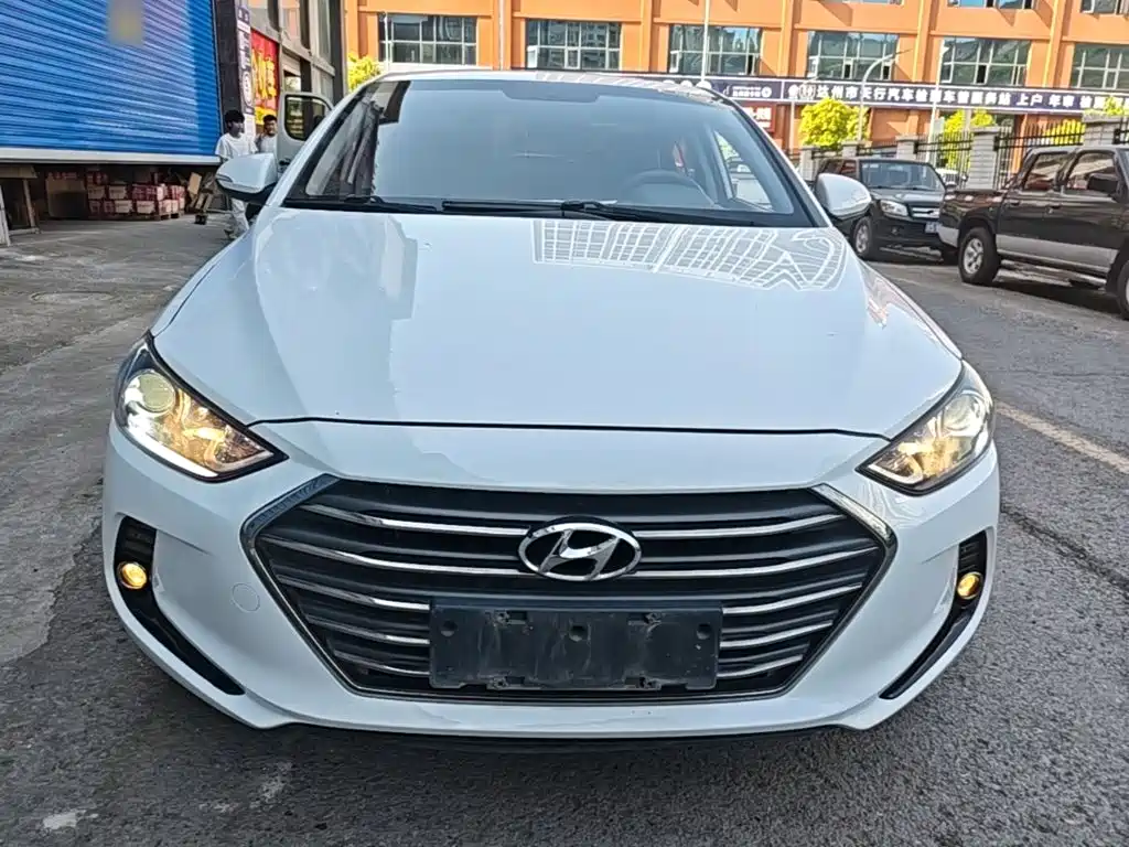 Hyundai Elantra — фото 3