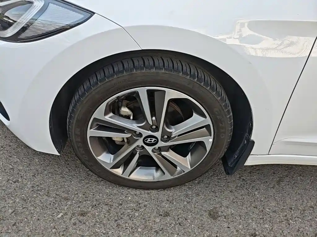 Hyundai Elantra — фото 23