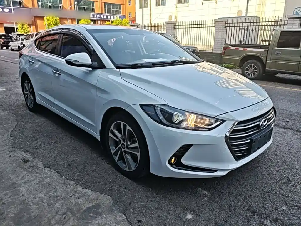 Hyundai Elantra — фото 4