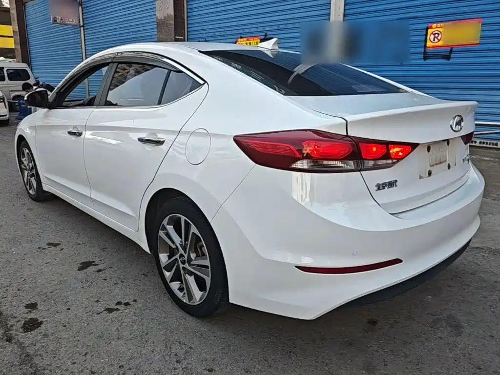Hyundai Elantra — фото 5