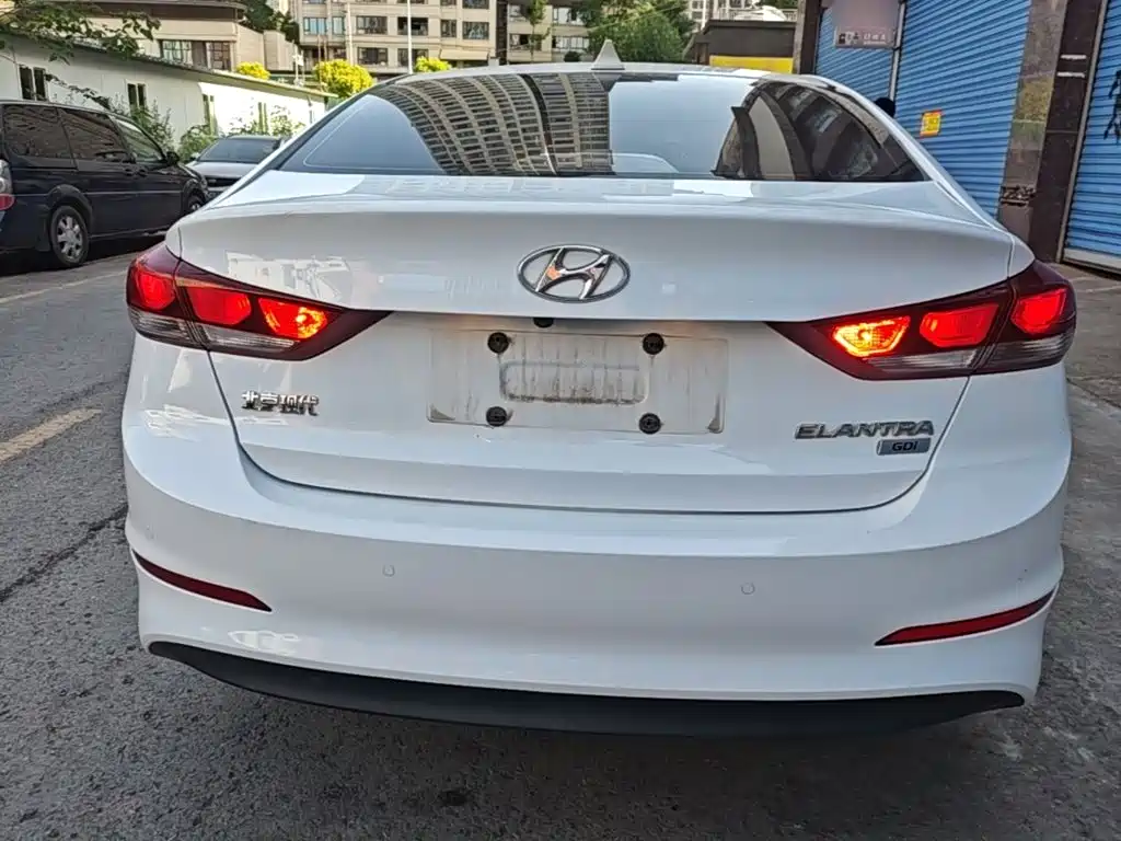 Hyundai Elantra — фото 6