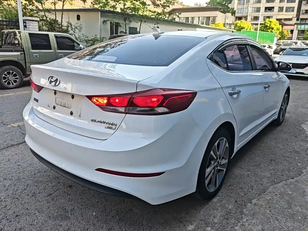 Hyundai Elantra — фото 7