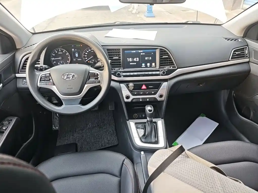 Hyundai Elantra — фото 10