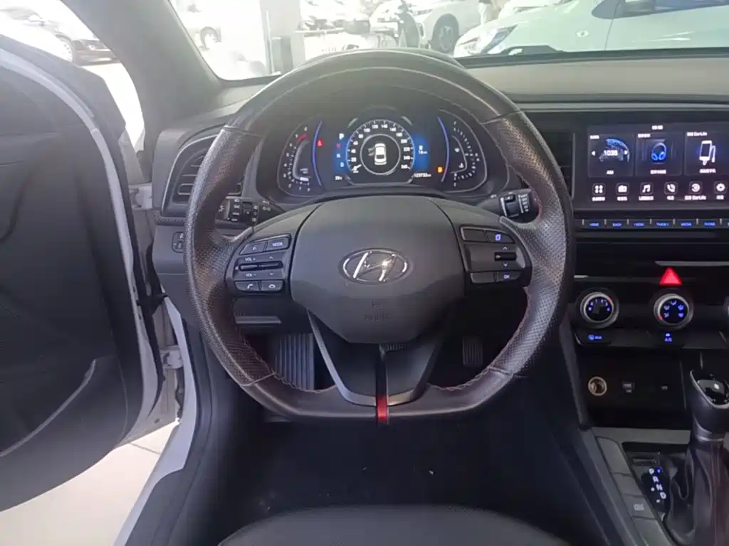 Hyundai Elantra — фото 11