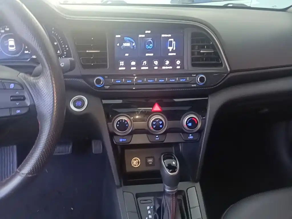 Hyundai Elantra — фото 13