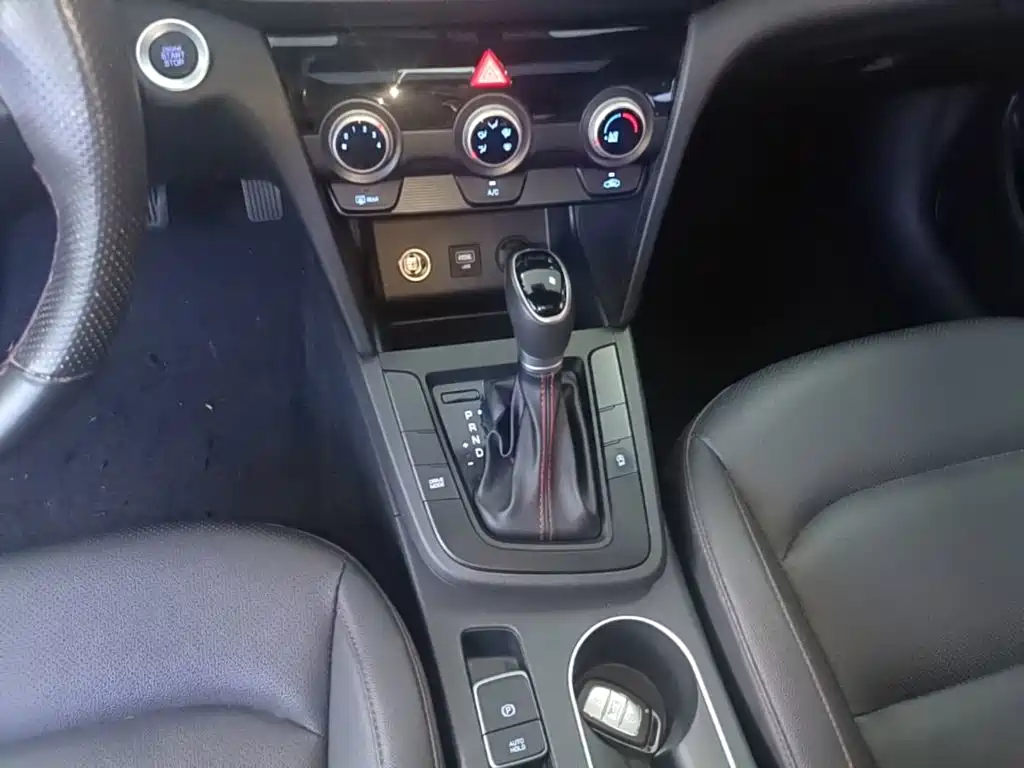 Hyundai Elantra — фото 14