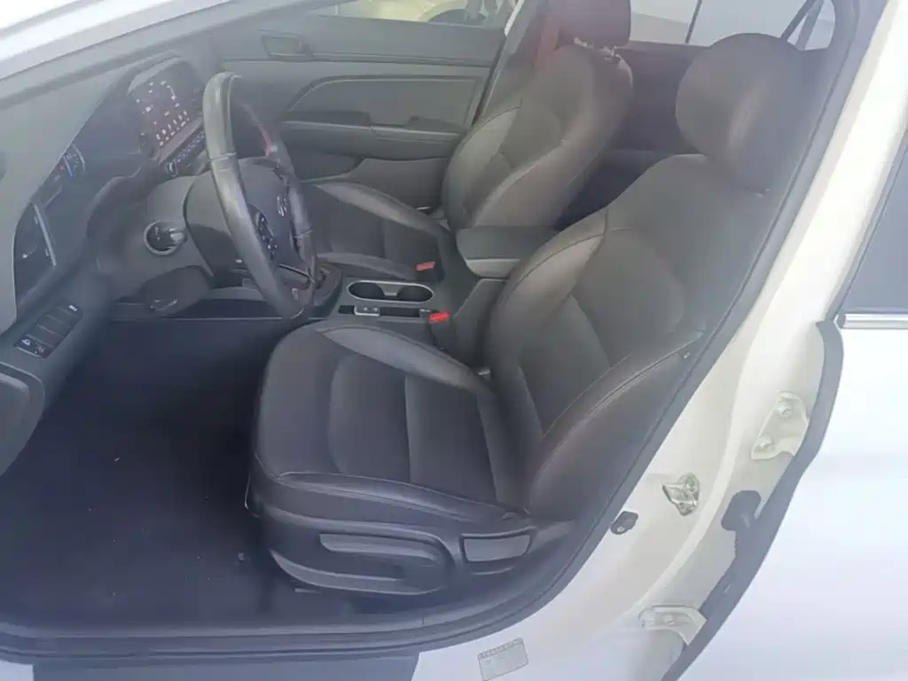 Hyundai Elantra — фото 15
