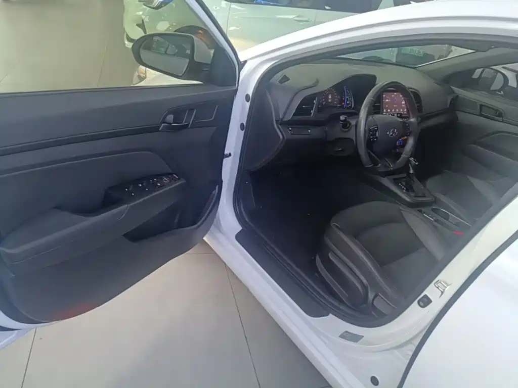 Hyundai Elantra — фото 16